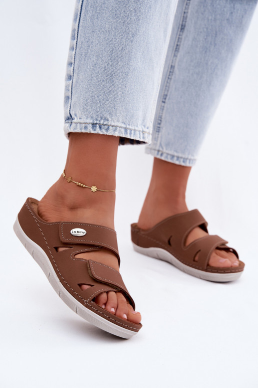 Pantoufles en cuir pour femmes brunes avec fermetures adhésives Inblu OE0001GU