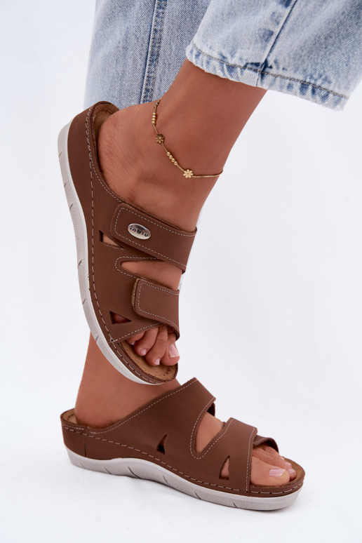 Pantoufles en cuir pour femmes brunes avec fermetures adhésives Inblu OE0001GU