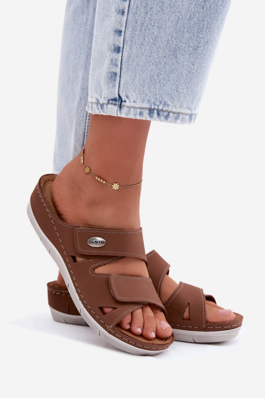 Pantoufles en cuir pour femmes brunes avec fermetures adhésives Inblu OE0001GU