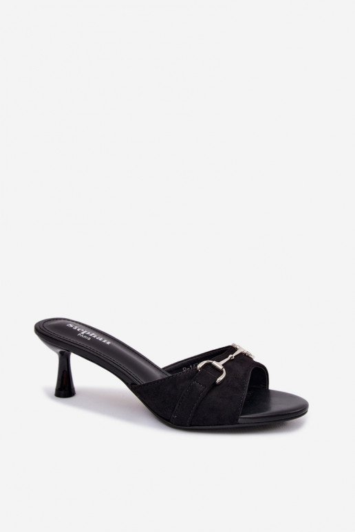 Chaussons noirs pour femmes avec des éléments ornés sur un petit talon Poppia