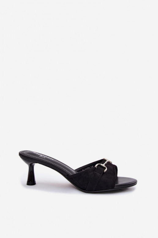 Chaussons noirs pour femmes avec des éléments ornés sur un petit talon Poppia