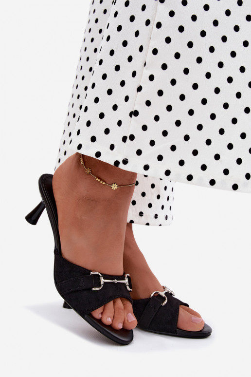 Chaussons noirs pour femmes avec des éléments ornés sur un petit talon Poppia