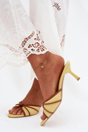 Chaussons pour femmes avec talons fins en simili cuir jaune Orchidia
