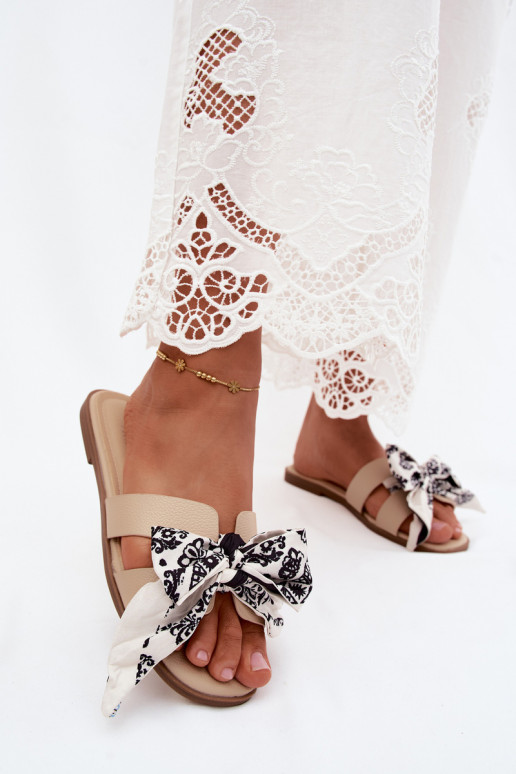 Chaussons pour femmes avec talons larges et nœuds en sable Caprissa