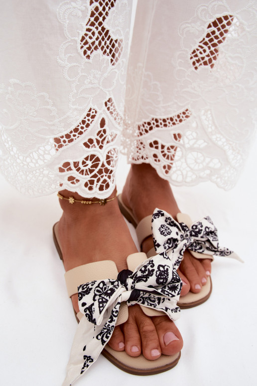 Chaussons pour femmes avec talons larges et nœuds en sable Caprissa