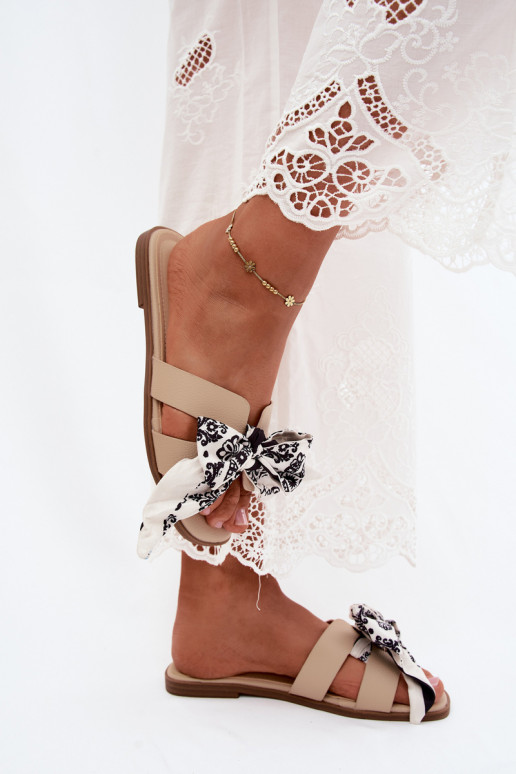 Chaussons pour femmes avec talons larges et nœuds en sable Caprissa