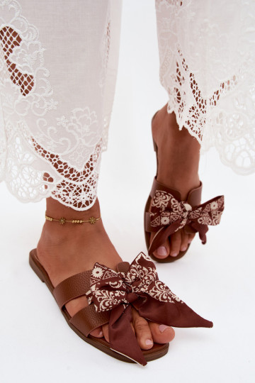 Pantoufles pour femmes avec des talons larges avec des rubans marron Caprissa