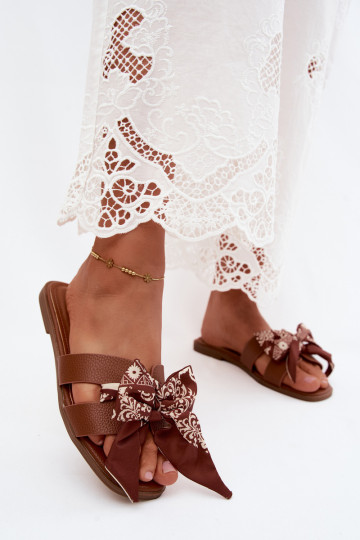 Pantoufles pour femmes avec des talons larges avec des rubans marron Caprissa 2