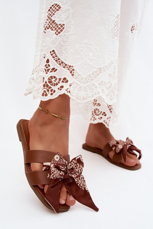 Pantoufles pour femmes avec des talons larges avec des rubans marron Caprissa