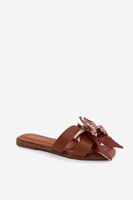 Pantoufles pour femmes avec des talons larges avec des rubans marron Caprissa