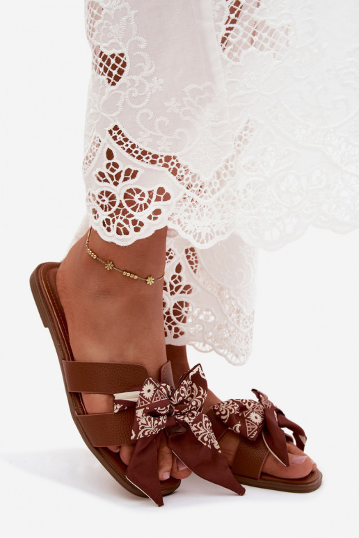 Pantoufles pour femmes avec des talons larges avec des rubans marron Caprissa