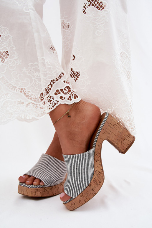 Chaussons pour femmes avec talons et rayures en noir Poplina