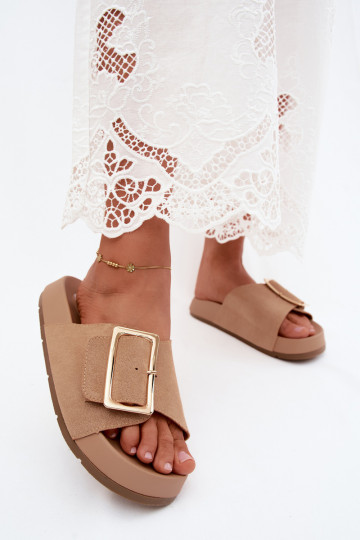 Chaussons couleur sable pour femmes avec boucles dorées et plateforme en daim synthétique Coralora