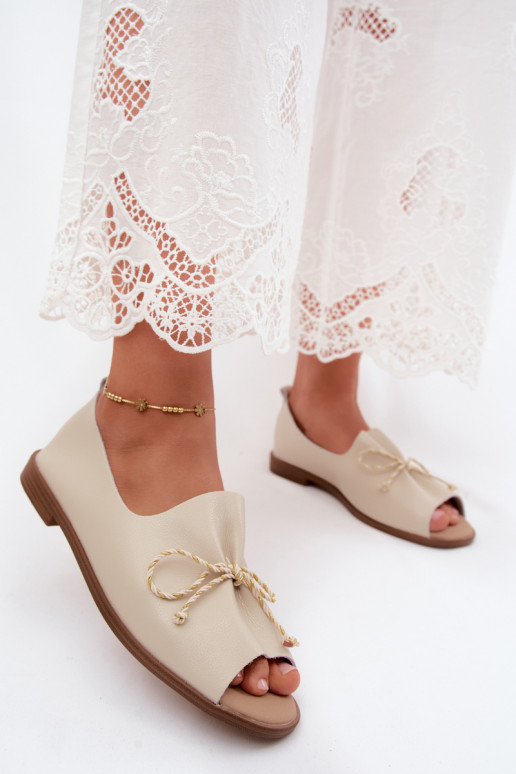 Sandales beiges pour femmes avec lacets décoratifs et finition brillante en simili cuir Coltrania
