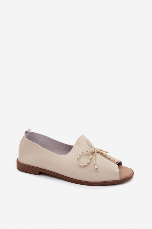 Sandales beiges pour femmes avec lacets décoratifs et finition brillante en simili cuir Coltrania