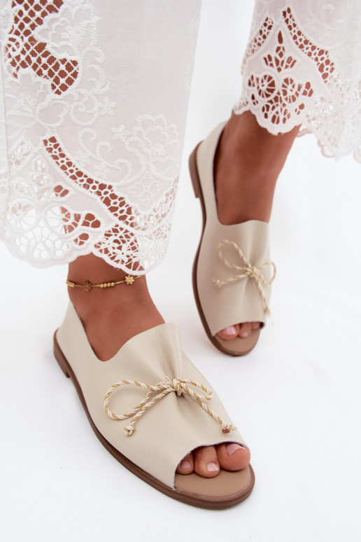 Sandales beiges pour femmes avec lacets décoratifs et finition brillante en simili cuir Coltrania