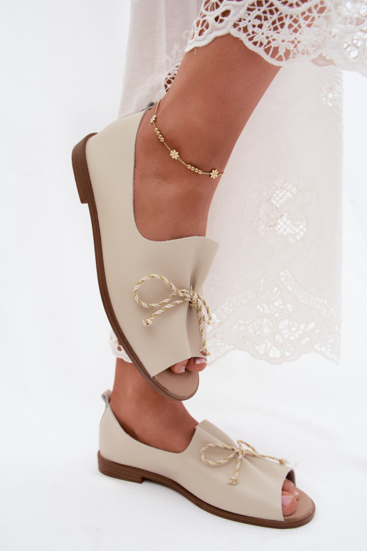Sandales beiges pour femmes avec lacets décoratifs et finition brillante en simili cuir Coltrania