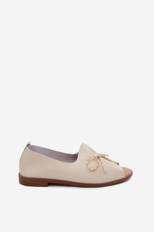 Sandales beiges pour femmes avec lacets décoratifs et finition brillante en simili cuir Coltrania