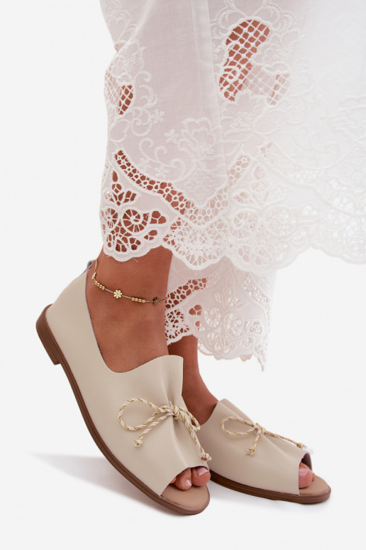 Sandales beiges pour femmes avec lacets décoratifs et finition brillante en simili cuir Coltrania