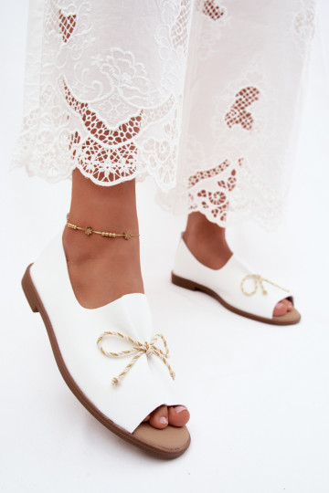 Sandales blanches pour femmes avec lacets décoratifs et finition brillante en simili cuir Coltrania 2