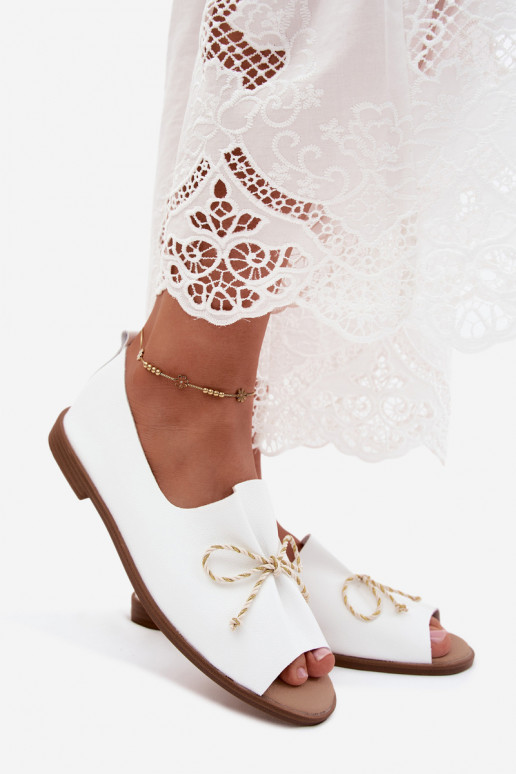 Sandales blanches pour femmes avec lacets décoratifs et finition brillante en simili cuir Coltrania
