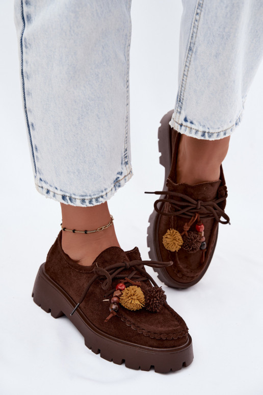 Chaussures avec de beaux détails en daim synthétique chocolat Melonia