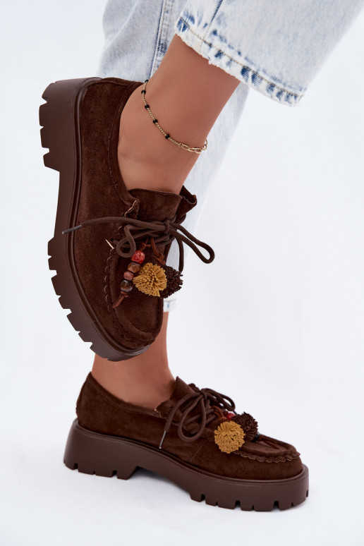 Chaussures avec de beaux détails en daim synthétique chocolat Melonia