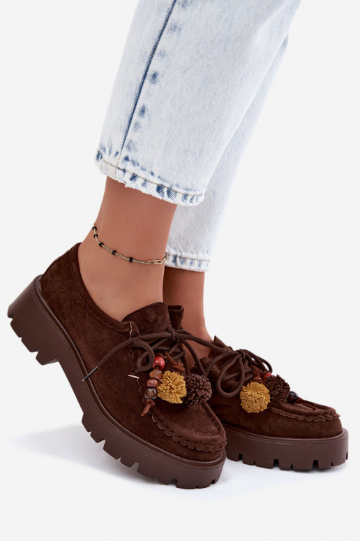 Chaussures avec de beaux détails en daim synthétique chocolat Melonia