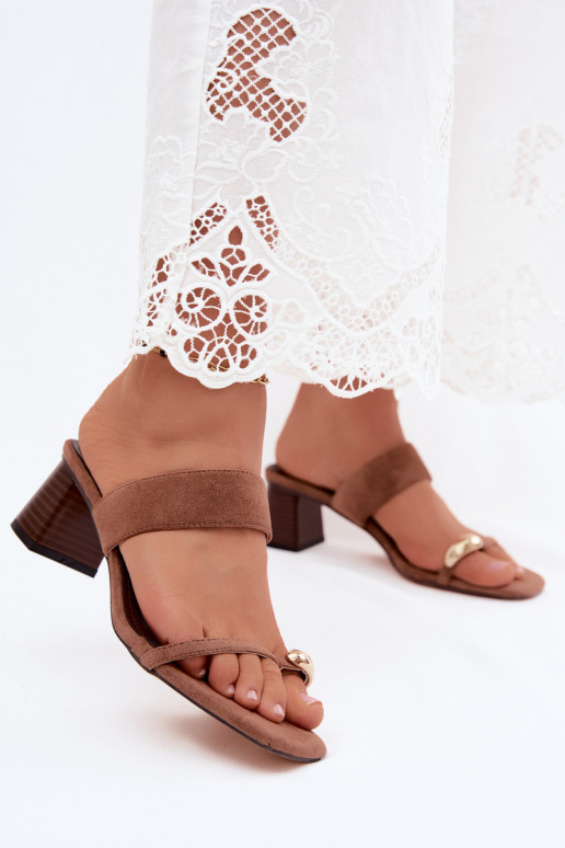 Claquettes avec talons et détails dorés en brun Dakotelle