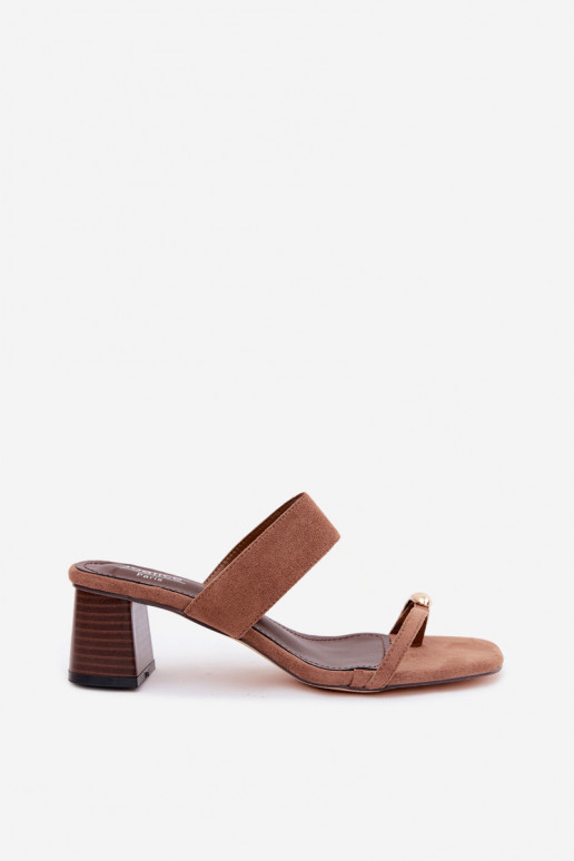 Claquettes avec talons et détails dorés en brun Dakotelle