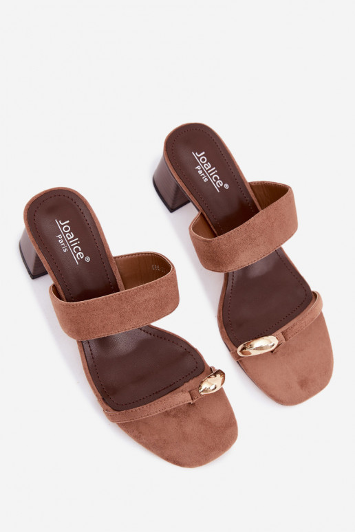 Claquettes avec talons et détails dorés en brun Dakotelle