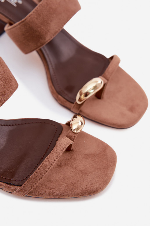 Claquettes avec talons et détails dorés en brun Dakotelle