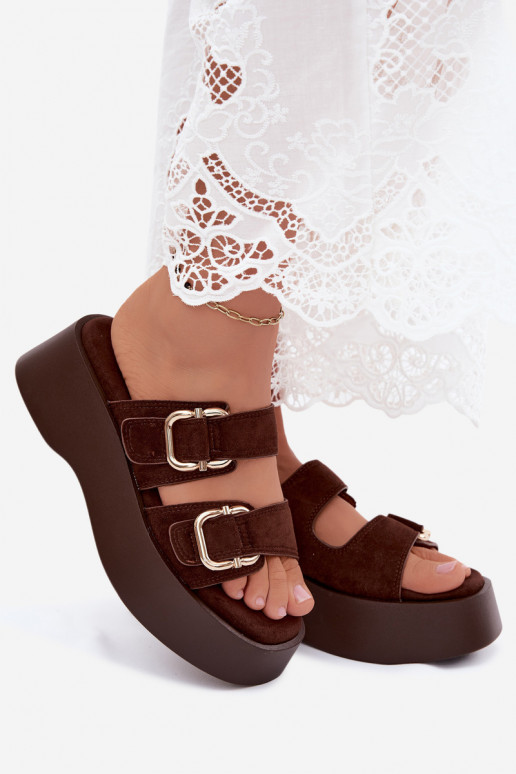 Sabots femmes avec plateforme et boucles en couleur chocolat en daim synthétique Hazelia
