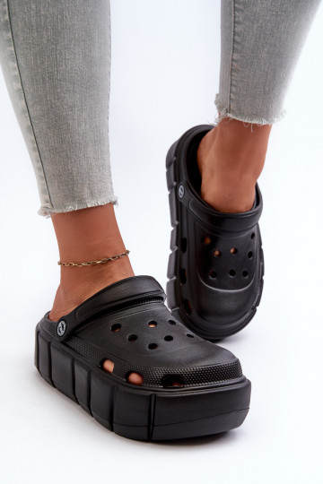 Pantoufles légères Pantoufles pour femmes avec une plateforme couleur noire Itubia