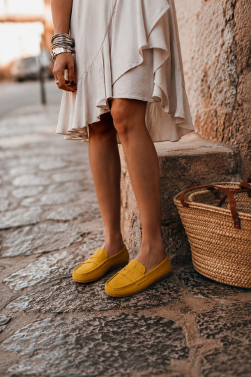 Mocassins élégants en daim synthétique couleur moutarde Lenvie 2