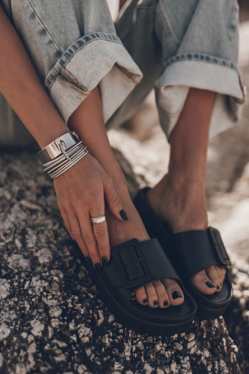 Chaussons noirs pour femmes avec plateforme et boucles Caramel 2