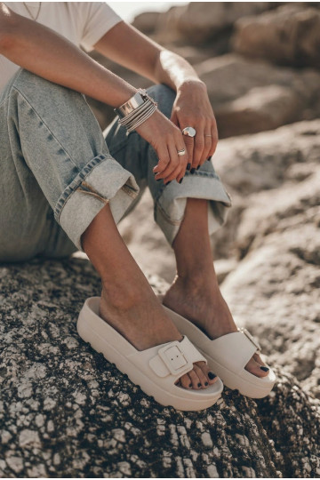 Chaussons beiges pour femmes avec plateforme et boucles Caramel