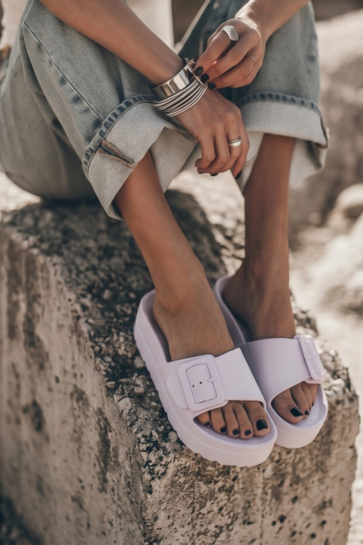 Chaussons blancs pour femmes avec plateforme et boucles Caramel