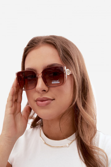 Lunettes de soleil avec des détails décoratifs en couleur rose