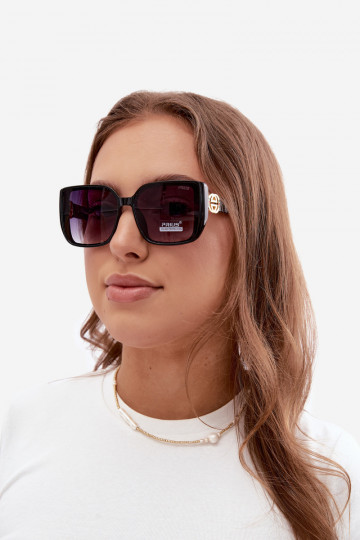 Lunettes de soleil avec des détails décoratifs en couleur noire