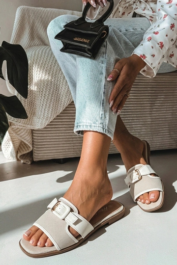 Sabots blancs pour femmes avec boucle décorative Isadora