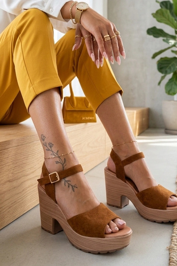 Sandales brunes pour femmes sur un talon épais Elara