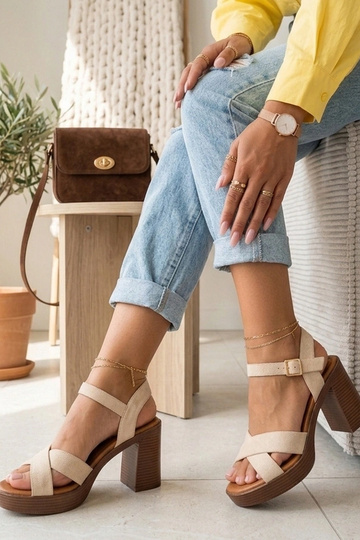 Sandales beiges pour femmes sur un talon Flora 2