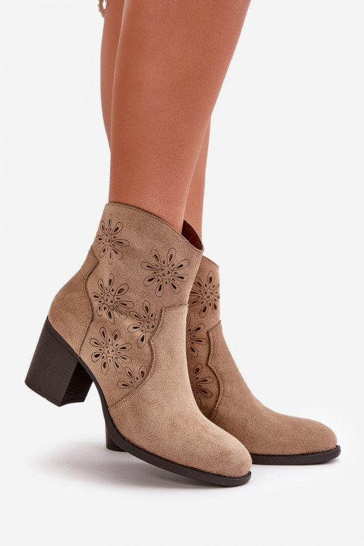 Bottes avec détails en dentelle et talons en daim synthétique couleur sable Nevishiia