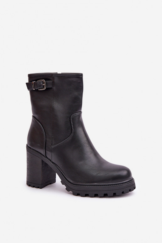 Bottines noires isolées avec talons et boucles Selavia