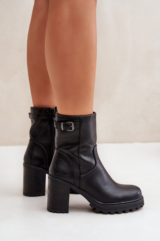 Bottines noires isolées avec talons et boucles Selavia