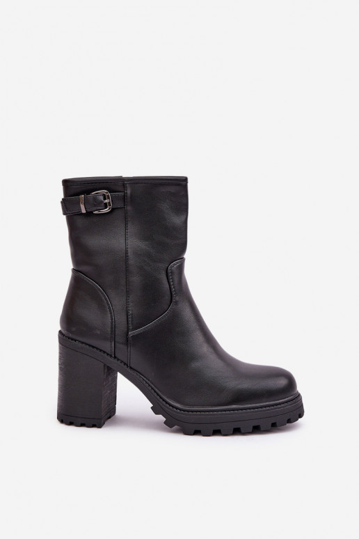 Bottines noires isolées avec talons et boucles Selavia