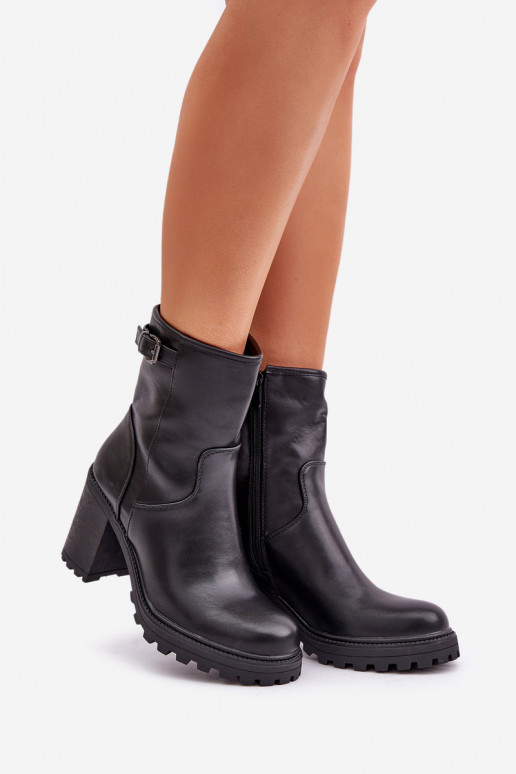 Bottines noires isolées avec talons et boucles Selavia