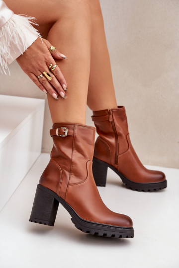 Bottines brunes isolées avec talons et boucles Selavia