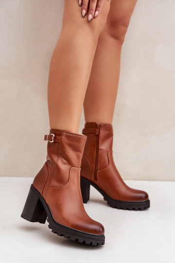 Bottines brunes isolées avec talons et boucles Selavia 2